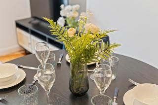 Charming 2-Bed Flat with Garden in London - 4