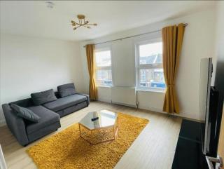 3 Bed next to Metro Station, 20 mins to Central - Londra - 9