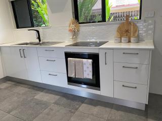 Lux in the City 1 Bedroom Apt with Pool Sleeps 4 - Cairns - 1
