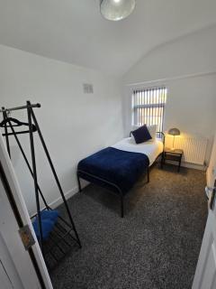 The Grand four bed getaway- Sleeps 9-free on street parking - 0