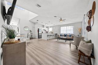 Isla Living, 3 Bed, Canal, Pool - 5