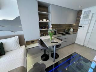La Luna Petite Suite Deluxe with Free Jacuzzi, Bikes & Covered Parking - 5