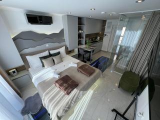 La Luna Petite Suite Deluxe Apartment with Pool & Jacuzzi, Bikes and Covered Parking - 4