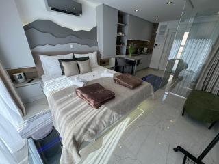 La Luna Petite Suite Deluxe Apartment with Pool & Jacuzzi, Bikes and Secured Parking - 1