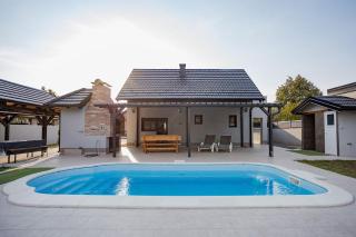 Holiday house Eva with pool - 0