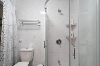 Spacious Room with Ensuite Bathroom near Subway, Koreatown & UofT - 6