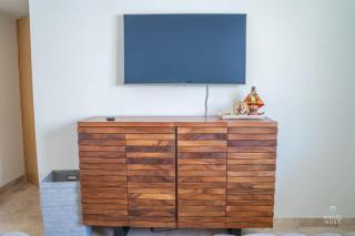 Steps to Tennis and the Beach Shared Pool and Gym - 4