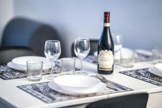 Spacious City Hub, Metro at Doorstep M1 and M2 1 min - 1