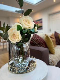 Beautiful Garden View Apartment London - 6