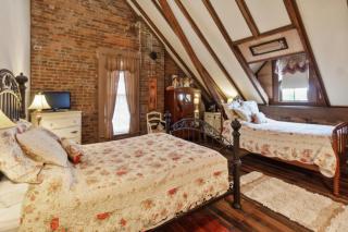 Rustic Attic Room at Main Street Bed & Breakfast - Glasgow - 1
