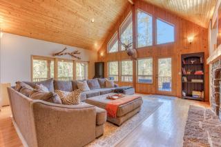 Iron Mountain - Spacious Secluded Lodge with Hot Tub & Game Room - Sandy - 2