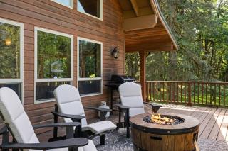Iron Mountain - Spacious Secluded Lodge with Hot Tub & Game Room - Sandy - 6
