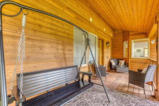 Iron Mountain - Spacious Secluded Lodge with Hot Tub & Game Room - Sandy - 5