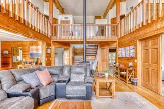 Great Blue Lodge - Spacious Ski Lodge, Hot Tub, Sauna, Game Room & More - Government Camp - 2