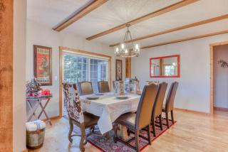 Lazy Bear Lodge · Spacious 6BR Lodge with Chef's Kitchen, Hot Tub, Golf Views and more - Mount Hood Village - 2