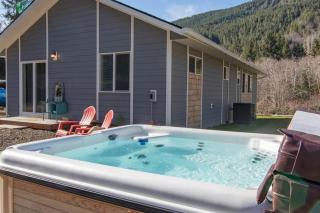 Nehalem Coastal Oasis - Secluded Coastal Home with Hot Tub on 14 Acres - Nehalem - 0