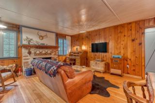 Springbrook · Cozy 2BR Mt. Hood Cabin, Fireplace & Retro Kitchen - Mount Hood Village - 6