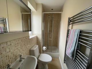 The Iris house is close to city centre and is ideal for tourists, visiting family members or work related activities including contractors - 1