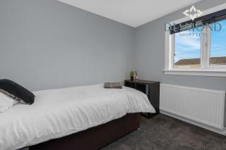 Brand New 4 Bedroom House - Sleeps 4 Fully Equipped, Free Parking, WiFi, Perfect for CONTRACTORS by Diamond Short Lets - 2