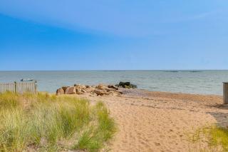 Walk to Beaches Sunny East Haven Home with Grill - West Haven - 9