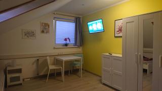 Dreibettzimmer mit Gemeinschaftsküche und je 2 Dusch- und 2 Toilettenzimmern - Hohenstein-Ernstthal - 3