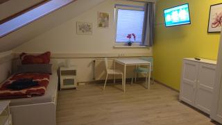 Dreibettzimmer mit Gemeinschaftsküche und je 2 Dusch- und 2 Toilettenzimmern - Hohenstein-Ernstthal - 4