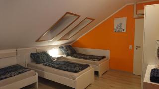 Dreibettzimmer mit Gemeinschaftsküche und je 2 Dusch- und 2 Toilettenzimmern - Hohenstein-Ernstthal - 9