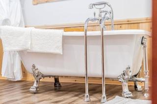 The Escapade - Private hot tub with pool table - 8