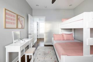 Hot Tub, Fire Pit, King Bd & IG Opps - 5 min to DT - Nashville - 2