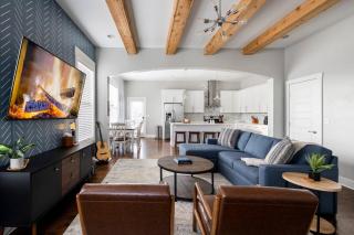 Hot Tub, Fire Pit, King Bd & IG Opps - 5 min to DT - Nashville - 5