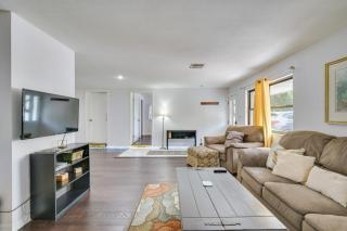 Game Room, Sunroom and Pool Access! Cozy Tampa Home! - 4