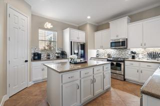 3 BD Townhome w Rooftop Terrace w Free Parking - 1
