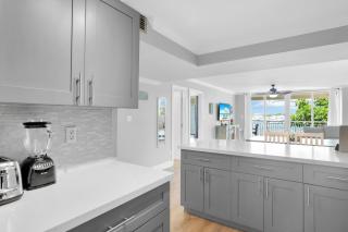 Eleuthera - 2x2 Fully Updated Old Town Waterfront Corner Condo - 2
