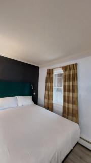 Village Motel - 3