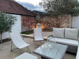 Willow House, Georgian Property in Shepperton, Double-Bed with Living Room, Bathroom and Utility Room available - 5