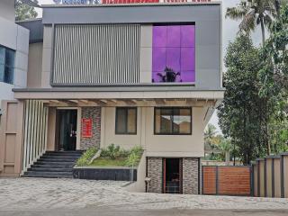 Super Townhouse Kizhakkambalam Tourist Home - 9