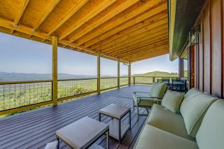 Dreamy Penrose Cabin w/ Panoramic Mountain Views - 9