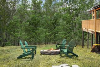Modern Cabin w Hot Tub, Wifi & Huge Deck! - Hedgesville - 7