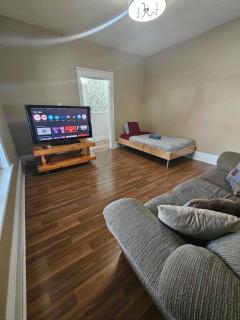 Charming Corktown Home with BBQ Grill & Backyard - Hamilton - 5