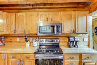 Spacious Wilmington Cabin Walk to Lake - 3
