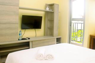Warm and Homey Studio Room at Maple Park Sunter Apartment By Travelio - Giacarta - 6