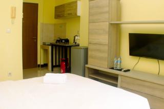 Warm and Homey Studio Room at Maple Park Sunter Apartment By Travelio - Giacarta - 7