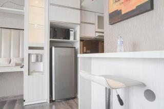 Minimalist and Cozy Studio at Ambassade Kuningan Apartment By Travelio - Yakarta - 4
