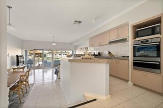 Canal Villa & Jetty-Dolphin Views Walk-BeachTown - 3