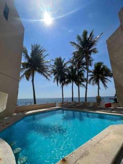 Beautiful Beachfront Apartment with Pool Relaxing Getaway - 0