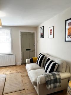 Historic Cottage In Canterbury - Cathedral Views - 2