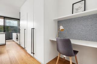 Sleek and Modern in Charming Location - Melbourne - 3