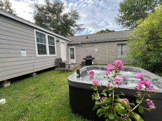 Spacious 5BR 3BA Holiday Home Close to Stadiums with Hot Tub - Houston - 9