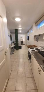 Beautiful basement apartment, very private and close to the metro - 6