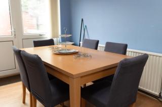 3 bed home sleeps 8 people located 1 min from train stop - Otley Terrace - 4
